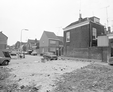 882492 Gezicht in de Kerkweg te Utrecht, waar bestraat wordt, met rechts de ingang van de Turfstraat.